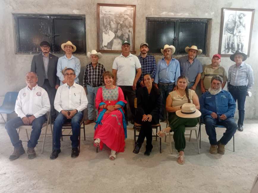 El general Simón Cortés Vieyra cabalga con su caballo salvaje a Tumbisca