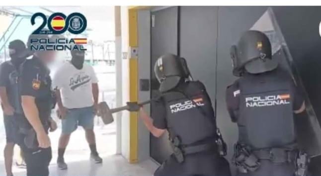 Interesante novela, escrita por una inspectora de la policia nacional de la comisaria de Tenerife Sur, mucha informacion debe tener recopilada y almacenada esta mujer garante de la seguridad ciudadana, para tener inspiracion de escribir sobre la sistemica corrupcion por Tenerife Sur