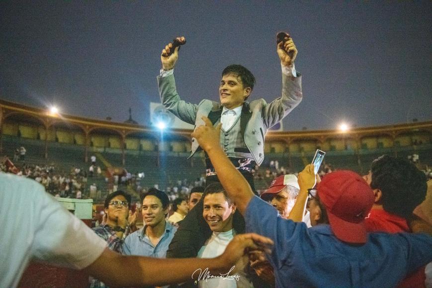 Alejandro Barragán a hombros en la histórica Plaza de Acho