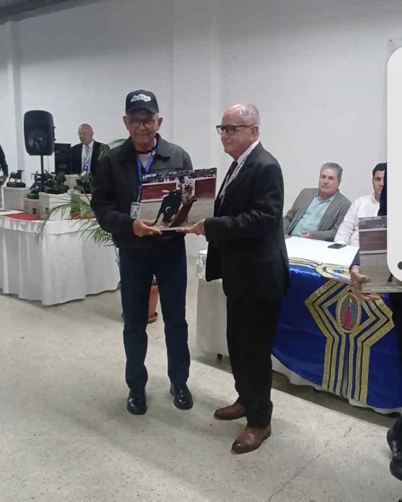 Artista de la fotografía, Anibal García Soteldo, dona obras a la Comisión y al Museo Taurino de la ciudad de Mérida