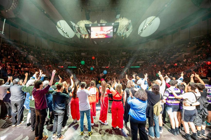 5.000 personas llenan por tercera vez el pabellón Santiago Martín para reír con La Quedada del Año, que ya tiene fecha para la edición de 2027