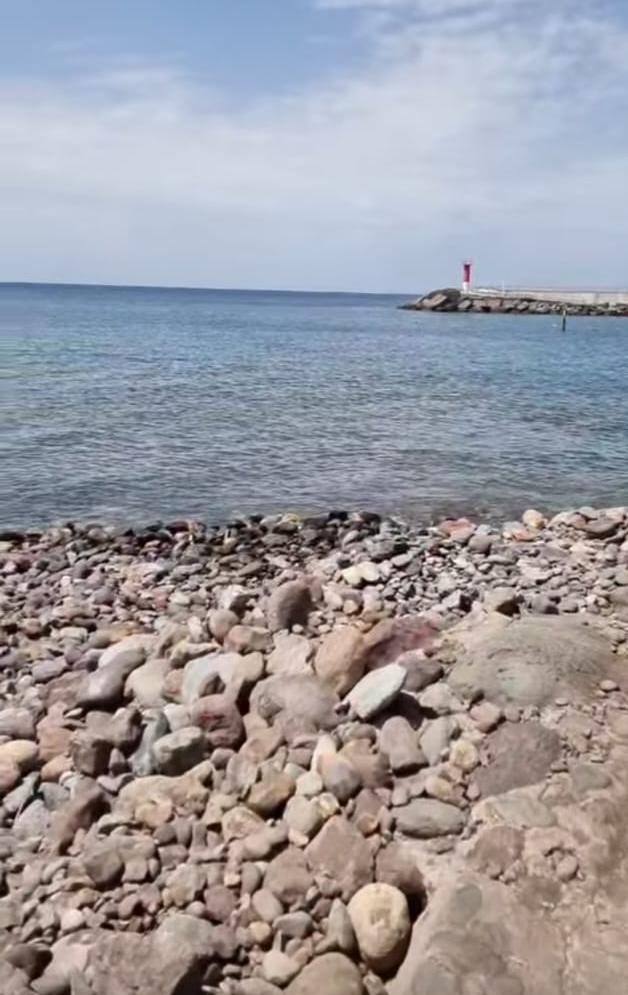 La playa de lLa playa de la Aldea de San Nicolás (Gran Canaria), apenas que se descuiden los vecinos se adueñan de la paradisíaca playa el cuarteto bananero colonial del PSOE de Canarilandia, con objetivos maliciosos de montar un nuevo destructivo, depredador y ecocidio Cuna del Alma