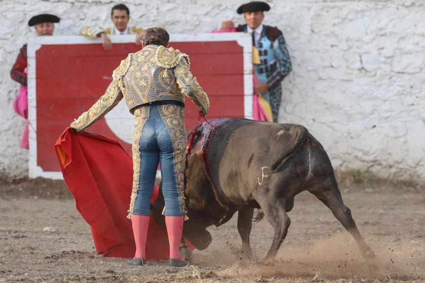 Venezolano Manolo Zapata toca pelo en Tezontepec, México