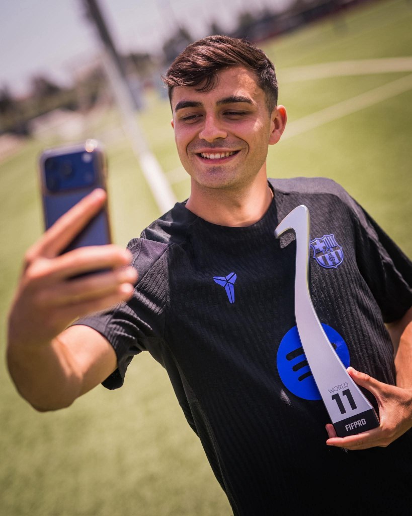 Pedri, Coco y Moleiro tres futbolistas galácticos canarios.