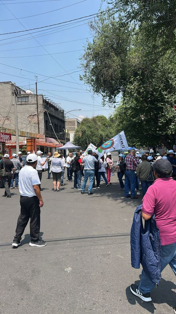 Se manifiesta el sindicato del SITIEMS frente a las oficinas del IEMS para exigir Incremento salarial