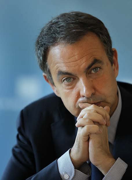 Rodriguez Zapatero el multimillonario «socialista obrero» y su hombre de confianza Fajardo Garcia hijo de un diputado y una magistrada, multiplican los panes por los peces, dando comidas a los hambrientos y aguas a los sedientos, solidariamente al pueblo venezolano