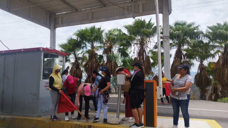 Maestros de la CETEG y alumno normalista tomaron las casetas de Palo Blanco y la de salida a Tixtla, en apoyo a la huelga nacional convocada por la Coordinadora Nacional de Trabajadores de la Educación