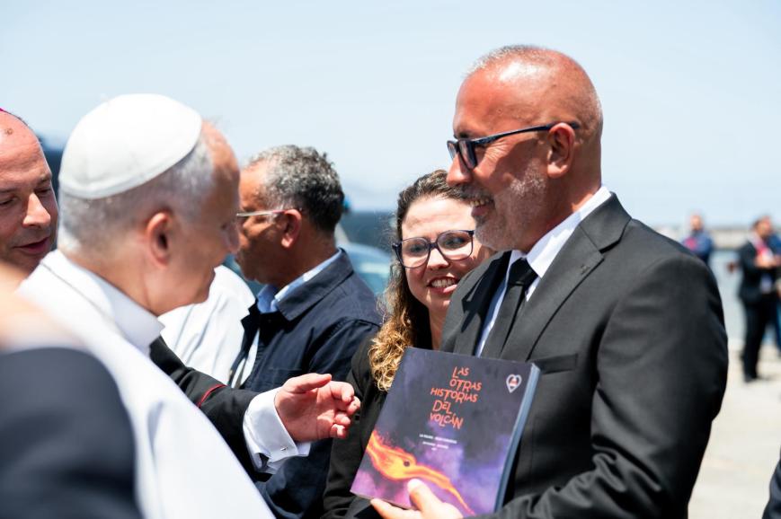 «Al papa le ha interesado el libro de testimonios de los afectados del volcán y sus escoltas me han pedido más ejemplares»