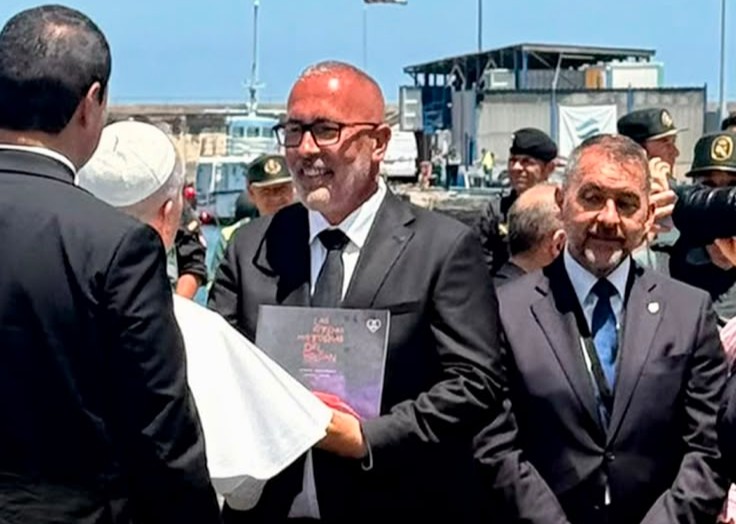 El papa recibe ‘Las otras historias del volcán’, el libro que da voz a los afectados por la erupción de La Palma