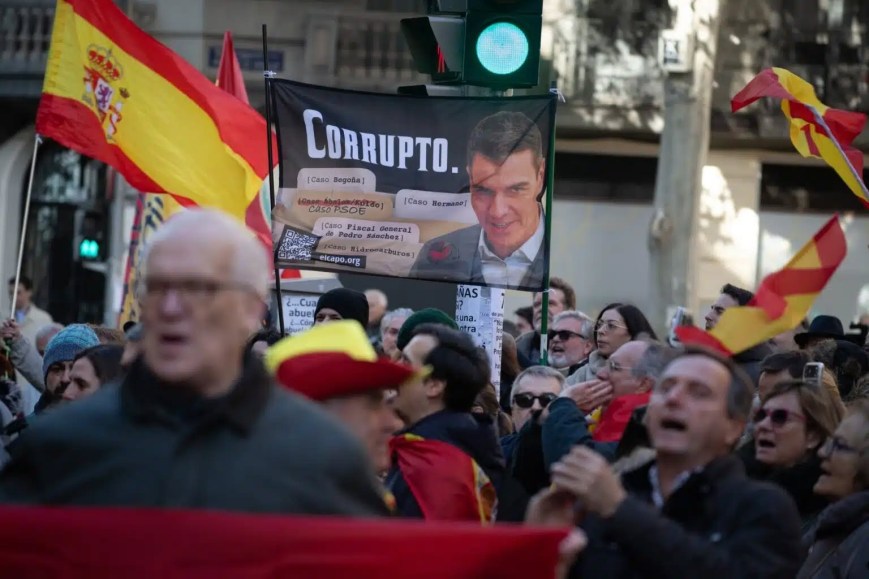 SÁNCHEZ SE BURLA DE LOS ESPAÑOLES DE BUENA VOLUNTAD