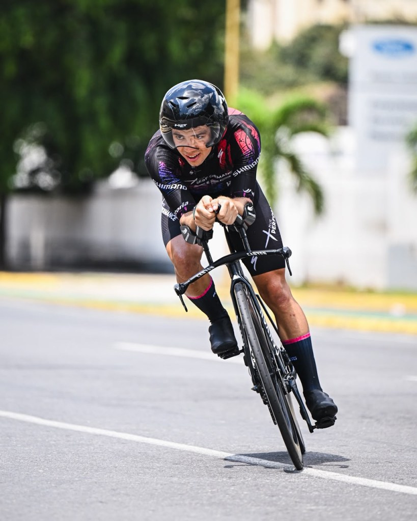 Brandon Rojas domina la crono en Valencia y acaricia el título de la Vuelta a Venezuela