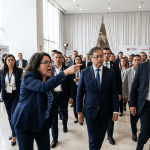 Woman pointing while speaking to suited man at a Bogotá congress event